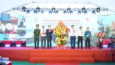 Phó Thủ tướng Mai Văn Chính chúc mừng EVN và nhà thầu khánh thành tổ máy 1 Nhà máy Thủy điện Hòa Bình mở rộng.