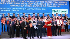 Đại diện Nutifood nhận hoa của lãnh đạo tỉnh Quảng Nam tại Hội nghị Xúc tiến đầu tư tỉnh Gia Lai