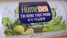 Túi đựng thực phẩm Home Deli có nội dung ghi nhãn "Tự hủy sinh học". Ảnh: Lê Xuân Thọ
