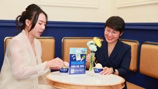 Khách hàng đến và thưởng thức kem Bliss ngày khai trương cửa hàng đầu tiên tại Hà Nội