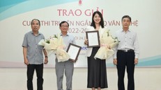 Tác giả truyện ngắn "Trăm Ngàn" Ngô Tú Ngân (thứ hai từ phải qua) ở sự kiện trao giải Cuộc thi truyện ngắn báo Văn Nghệ 2022-2024