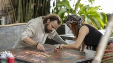 Vợ chồng Phùng Thanh Hà và Benjamin Schiller cùng nhau vẽ một bức tranh