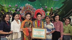 Người thân, bạn bè chúc mừng Thùy Dương và huấn luyện viên Ngọc Đợi - Ảnh: Minh Khang