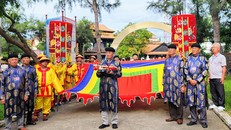 Nghi thức dâng hương chuẩn bị Thượng đại kỳ mở màn lễ hội.