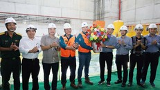 Lãnh đạo EVN tặng hoa chúc mừng các đơn vị thi công. 