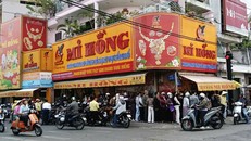 Người dân xếp hàng mua vàng trước tiệm vàng Mi Hồng. 