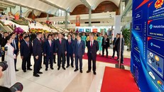 Tổng Bí thư Tô Lâm thăm khu vực trưng bày và nghe ông Phan Đức Trung chia sẻ về Mạng Dịch vụ Đa chuỗi Blockchain Việt Nam (VBSN). 