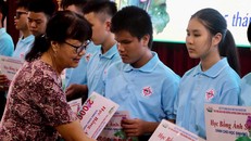 Trao học bổng của Thư viện sách nói Hướng Dương