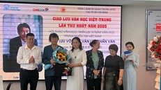 Chủ tịch Hội Nhà văn TPHCM Trịnh Bích Ngân tặng hoa nhà văn Lưu Chấn Vân