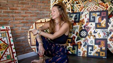 Họa sĩ Mathilde Granveau tại phòng tranh của cô ở Đà Nẵng