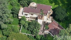 Các căn biệt thự này được xây dựng theo kiến trúc Pháp, một trệt hai lầu