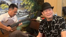 Danh ca Tuấn Vũ tại buổi giao lưu 