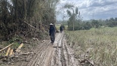 Đường đất bùn lầy nước đọng vào xóm 16 nhà ở thôn Định Trung 2