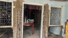 Một ngôi nhà vách đất ở thị trấn Củng Sơn (nay thuộc xã Sơn Hòa) bị nước xói lòi ra cốt tre và xập vách