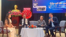 Từ phải qua: nhà thơ Hữu Việt, nhà thơ Murad Sudani – Chủ tịch Hội nhà văn Palestine, nhà thơ Nguyễn Quang Thiều cùng “Gặp gỡ thi ca Việt Nam – Palestine” 