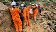 CBCNV EVN trực tiếp vác vật tư, thiết bị, men theo vách núi hiểm trở để đưa điện về vùng sâu