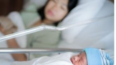 Trẻ sinh mổ có nguy cơ gặp một số bất lợi trong giai đoạn đầu đời