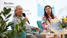  Tác giả Nhật Chiêu và tiến sĩ Đào Lê Na tại buổi giao lưu và ra mắt tập thơ Nghìn nghi lễ tình ngày 25/1. Ảnh: TRUNG NGHĨA