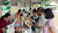 Khách hàng mua sắm tại "Phiên chợ Đặc sản bản địa"