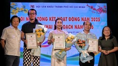 NSND Trần Ngọc Giàu - Chủ tịch Hội Sân khấu TPHCM và bà Đinh Thị Thanh Thủy - Phó Ban Tuyên giáo và Dân vận Thành ủy TPHCM trao giải cho các tác phẩm sân khấu xuất sắc nhất năm 2025 - Ảnh: Minh Khang