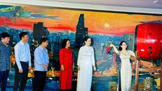 Bà Trần Thị Diệu Thúy – Phó Chủ tịch UBND TPHCM đánh trống khai hội Ngày thơ Việt Nam 2026 tại TPHCM