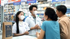 Long Châu có hệ thống hơn 2.400 nhà thuốc, nỗ lực đưa các tiến bộ y học hiện đại đến gần hơn 33 triệu khách hàng. 