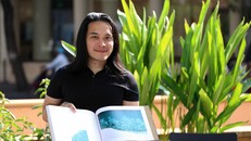 Hoàng Lê Giang và tác phẩm sách ảnh “Bardo - Trung giới” (phiên bản phổ thông) ra mắt đầu tháng 3/2026. Ảnh: Trung Nghĩa