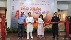 Các đại biểu cắt băng khai mạc triển lãm - Ảnh: Minh Khang