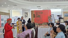 Nhà nghiên cứu Nguyễn Đình Tư tham dự tọa đàm, khuyến khích các bạn trẻ quan tâm, nghiên cứu về lịch sử, giữ gìn di sản - Ảnh: Minh Khang