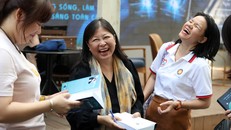 Tác giả Nguyễn Phi Vân tặng chữ ký lên sách cho người đọc. Ảnh: Trung Nghĩa