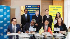 Ông Trần Khải Hoàn - Thành viên HĐQT kiêm Quyền Tổng giám đốc Nam A Bank và đại diện Lãnh đạo cấp cao IFC ký kết hợp tác.