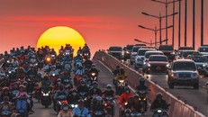 Khoảnh khắc dòng xe cộ lăn bánh xuyên qua vầng mặt trời đang lặn xuống tại chân cầu Sài Gòn (TPHCM) do tác giả Phúc Lê chụp