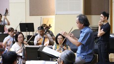 Nhạc trưởng Trần Vương Thạch tập cùng dàn nhạc - Ảnh: HBSO