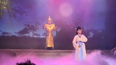 NSƯT Thanh Thanh Tâm và ca sĩ Quang Thành trong ca cảnh "Tự tình quê hương"