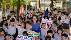 Nhà văn Phương Huyền với các bạn nhỏ Trưởng Tiểu học Phạm Văn Chiêu. Ảnh: Mai Phương