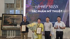 Bảo tàng Mỹ thuật TPHCM trao giấy chứng nhận và tri ân Hội Mỹ thuật Việt Nam. Ảnh: Minh Khang