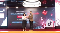 Đại diện VietinBank nhận kỷ niệm chương từ TikTokShop