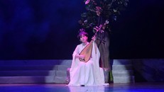 Nữ ca sĩ trẻ TK Trina đầu tư tiền tỷ làm cải lương