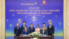 Ông Faussier Loic Michel Marc - Quyền Tổng giám đốc SACOMBANK (trái) và ông Nguyễn Việt Quang - Phó Chủ tịch Hội đồng Quản trị kiêm Tổng giám đốc Tập đoàn Vingroup (phải) thực hiện nghi thức ký kết dưới sự chứng kiến của đại diện lãnh đạo hai đơn vị.