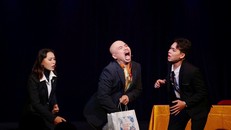 Một cảnh trong đêm diễn chùm hài kịch tại sân khấu Trịnh Kim Chi 