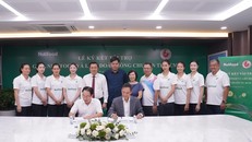 Đại diện Nutifood và Liên đoàn bóng chuyền Tp. HCM ký thỏa thuận tài trợ vào chiều ngày 5/5