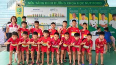  Các cầu thủ nhí tranh thủ check in khu vực Học viện dinh dưỡng
