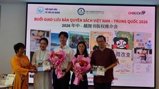 Dịch giả Nguyễn Lệ Chi (trái) tặng hoa và sách cho các đối tác