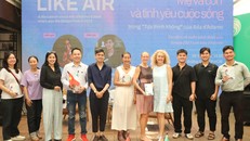 Bà Alessandra Tognonato - Tổng Lãnh sự Ý tại TPHCM cùng nhiều khách mời, bạn đọc tham dự chương trình ra mắt sách Tựa thinh không tại đến Đường Sách TPHCM. Ảnh: Minh Quân