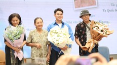 Tạ Quốc Kỳ Nam và gia đình trong buổi giao lưu sách “Bám váy mẹ” ở Đường Sách