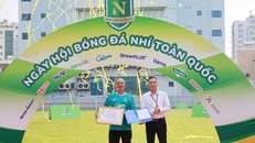 Đại diện VFF, ông Nguyễn Xuân Vũ – Phó Chủ tịch Phụ trách Truyền thông – đã trực tiếp thực hiện nghi thức trao tặng cho thầy Giôm