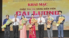 Thứ trưởng Bộ Văn hóa, Thể thao và Du lịch Tạ Quang Đông và Chủ tịch UBMTTQ Việt Nam TPHCM Nguyễn Phước Lộc tặng hoa cho các giám khảo.