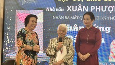 "Nhà văn trẻ" Xuân Phượng tại buổi ra mắt hồi ký "Chân chứng đá mềm"