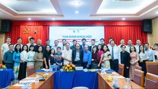 Đại biểu tham gia tọa đàm chụp ảnh lưu niệm 