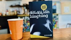 Truyện dài thứ chín trong sự nghiệp văn chương của nhà văn Nguyễn Đông Thức “Đời đôi lần lúng túng” (NXB Tổng Hợp TP.HCM ấn hành). Ảnh: Trung Nghĩa